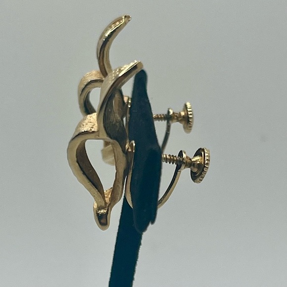 Coro vintage gold tone screw back earrings - Picture 4 of 9
